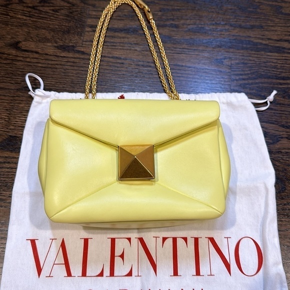 Valentino Garavani Nappa One Stud Chain Clutch Pale Yellow - Picture 4 of 10